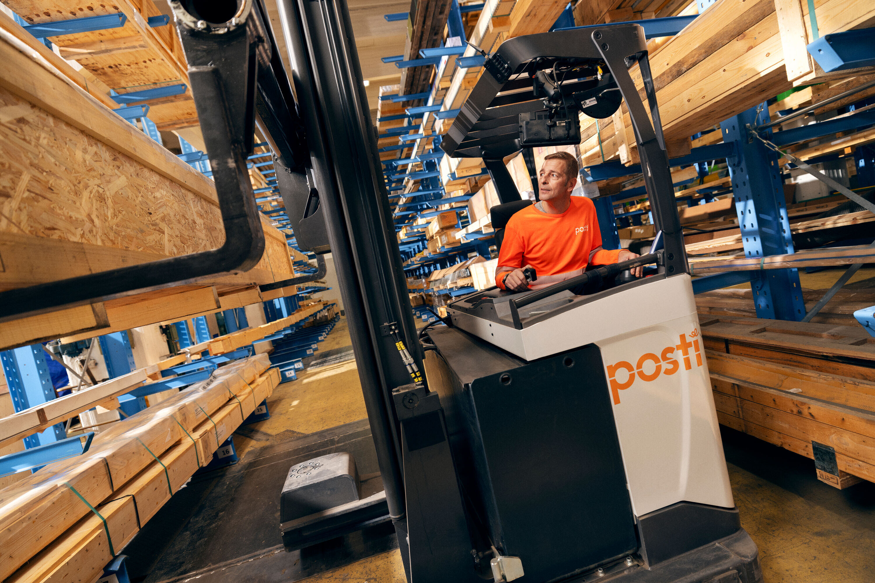 posti employee drinving a posti truck in their warehouse